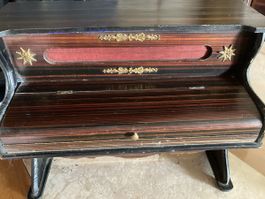 Ancien piano décoratif