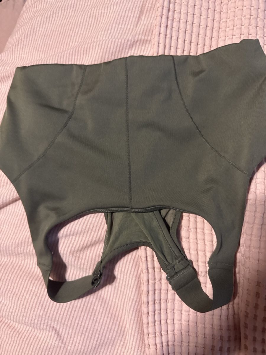Top: Brassière H&M – Nuovo (secondo la descrizione) da Chêne-Bougeries venduto da dav_x99l