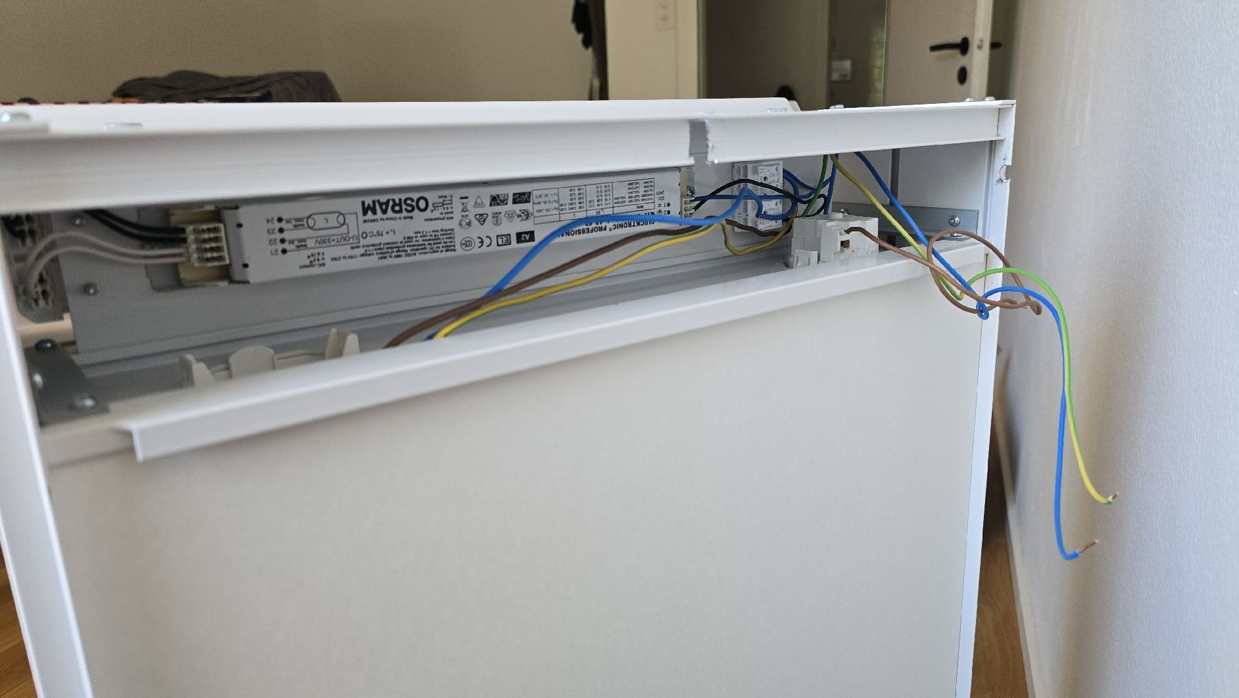 Schneider Armadietti a specchio: Spiegelschrank mit Licht und Steckdose – Usato da Hofstetten SO venduto da FroschOhneKrone 3