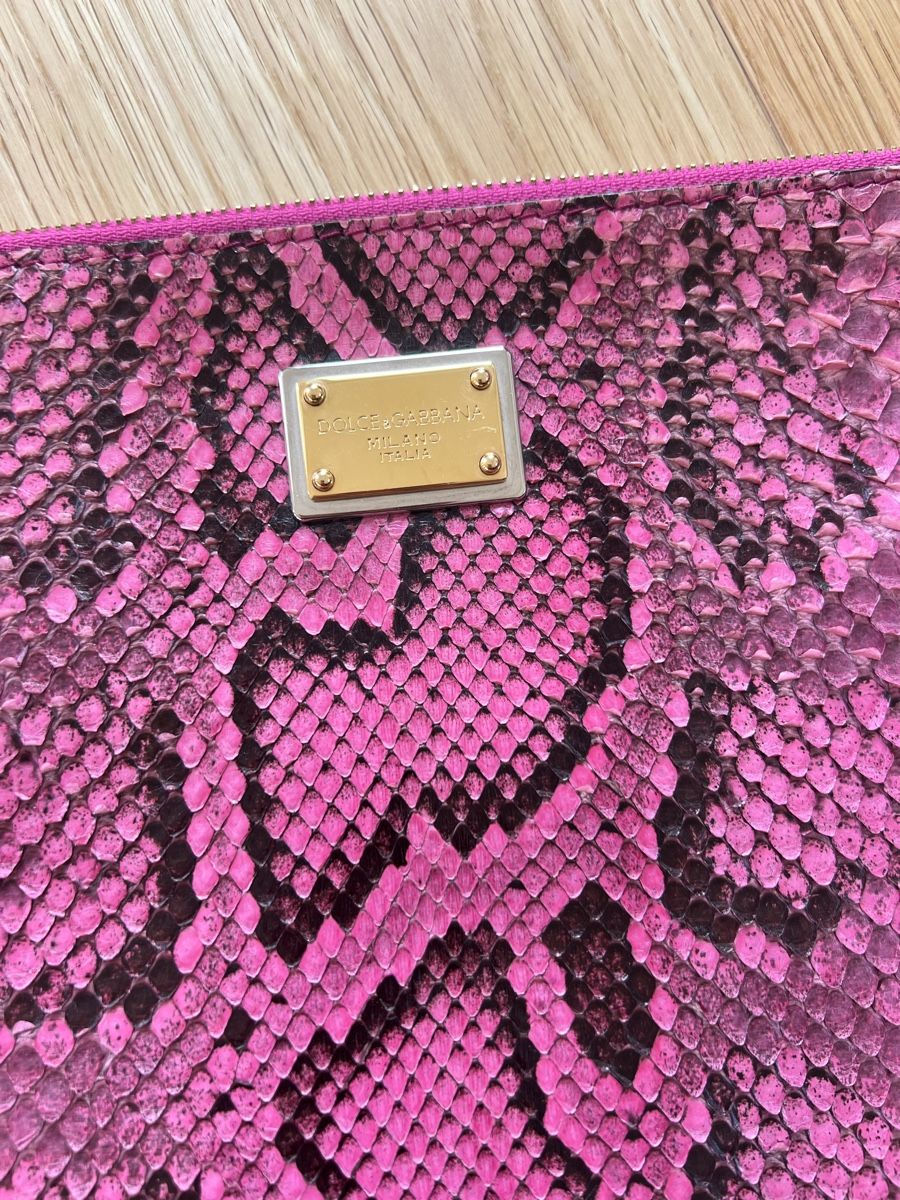 Dolce & Gabbana Borse: Dolce & Gabbana pochette rose zippée en python – Usato da Lutry venduto da roxypoxy 1