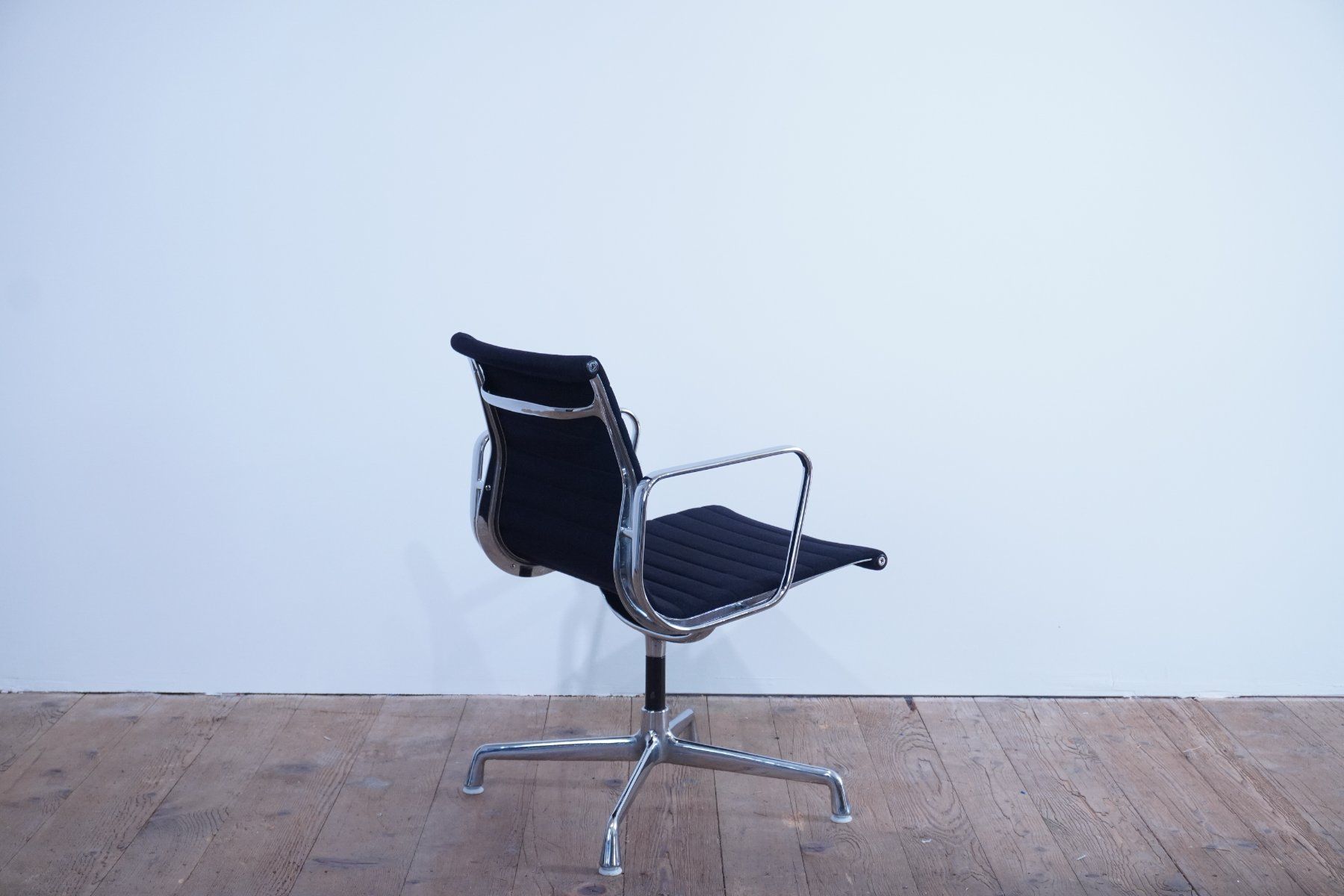 Vitra Sedie: Vitra Eames Alu Chair EA107 Hopsak nero – Usato da Bad Zurzach venduto da QLASSIQ 2