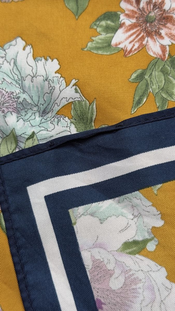 Foulard & Sciarpe: Foulard Carré Halstuch Fleuri 54x54 – Usato da Vuippens venduto da Anna_as 1