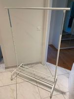 Weisser Kleiderständer, rollbar u. höhenverstellbar