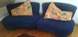 Dreiteilige blaue Sofas in geschwungenen Formen