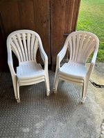 6 weisse Gartenstühle