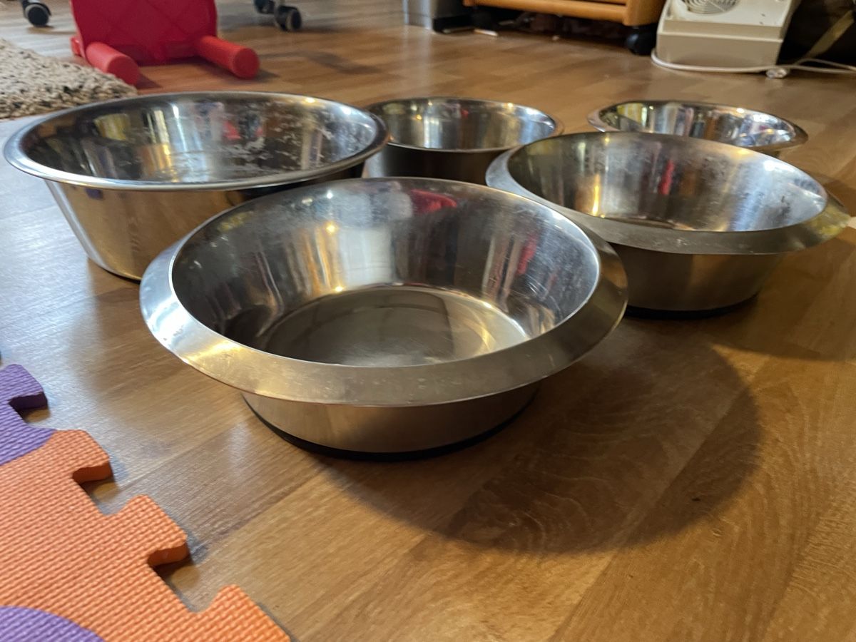 Ciotole: 5er Set Hunde Schüsseln – Usato da Hoffeld venduto da ElaneeRoth 1