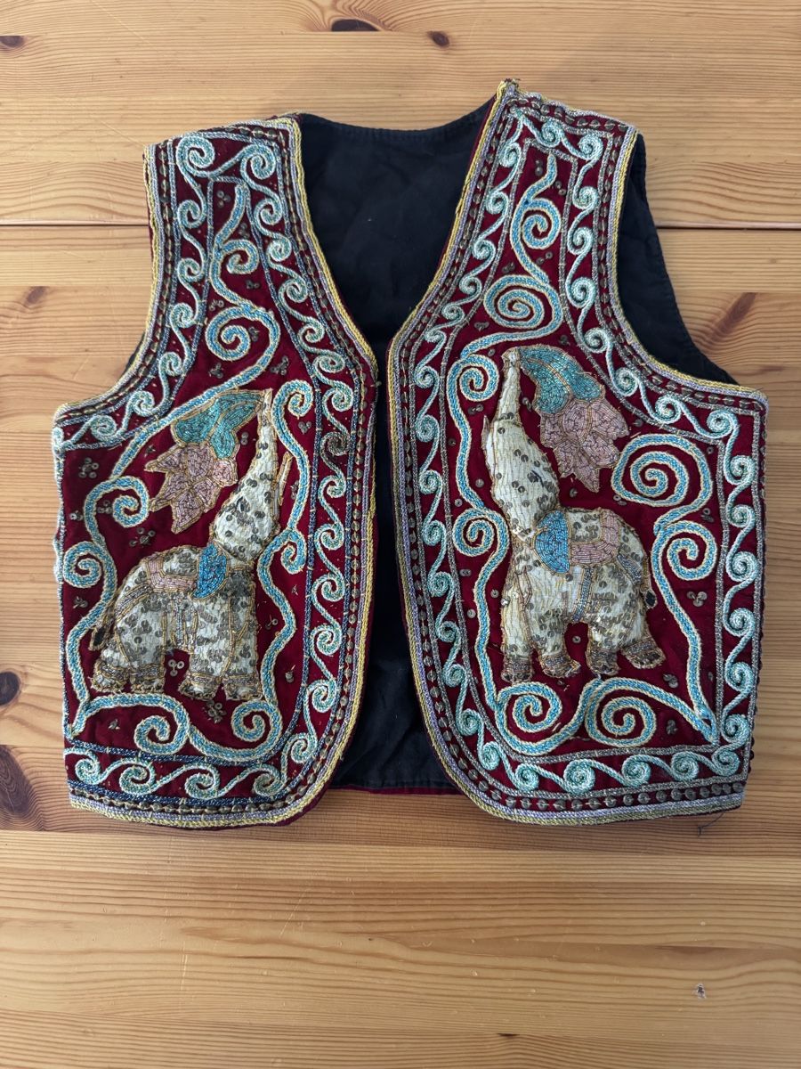 Gilet & Giacche: Gilet brodé éléphant bordeaux taille unique – Usato da Vésenaz venduto da Angela.C3