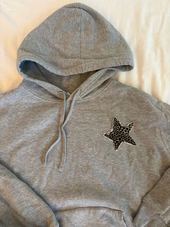 Grauer Hoodie mit Stern