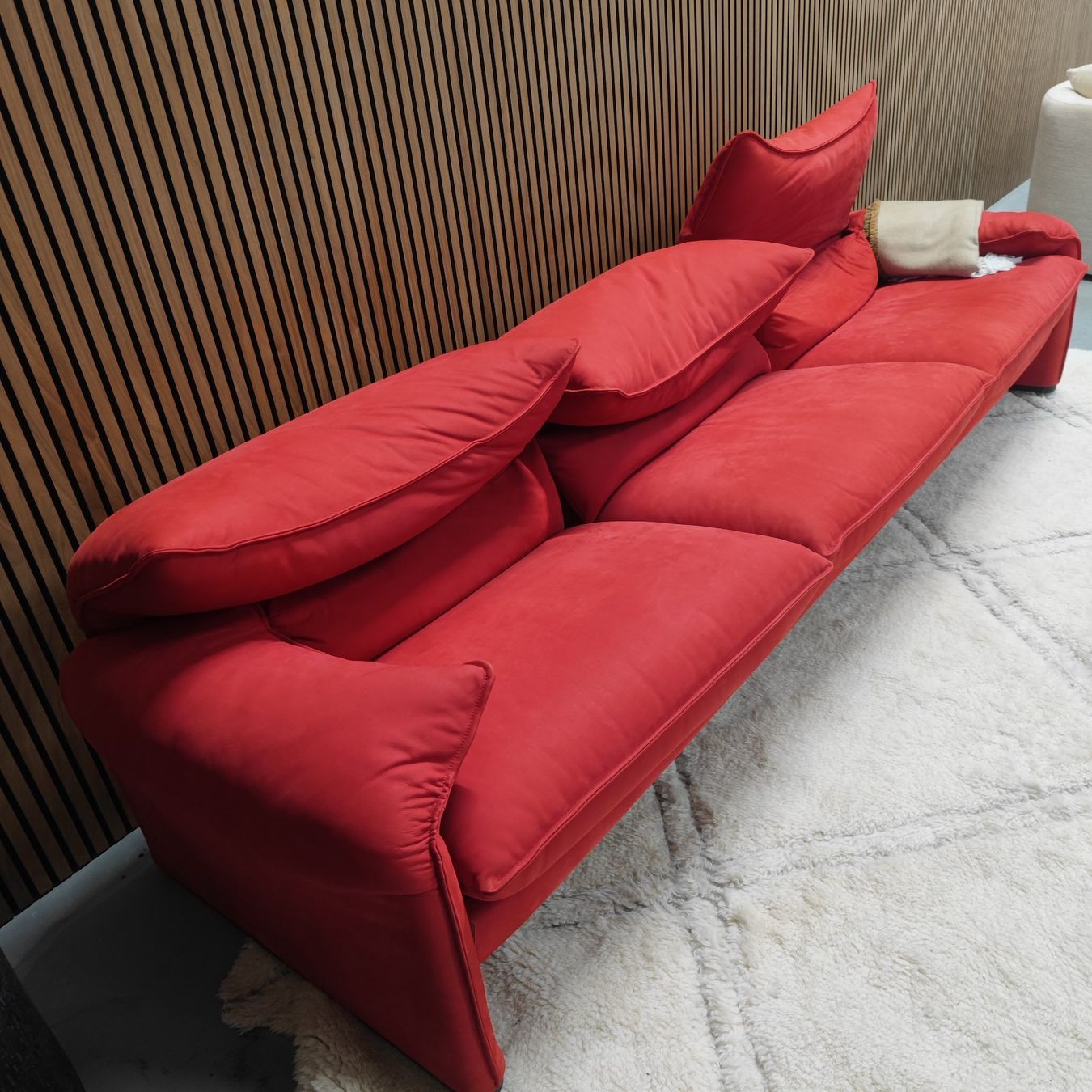 Cassina Sofas: Cassina Maralunga Dreisitzer-Sofa in Rot – Neu und originalverpackt aus Zürich von Nexclusives.com 4