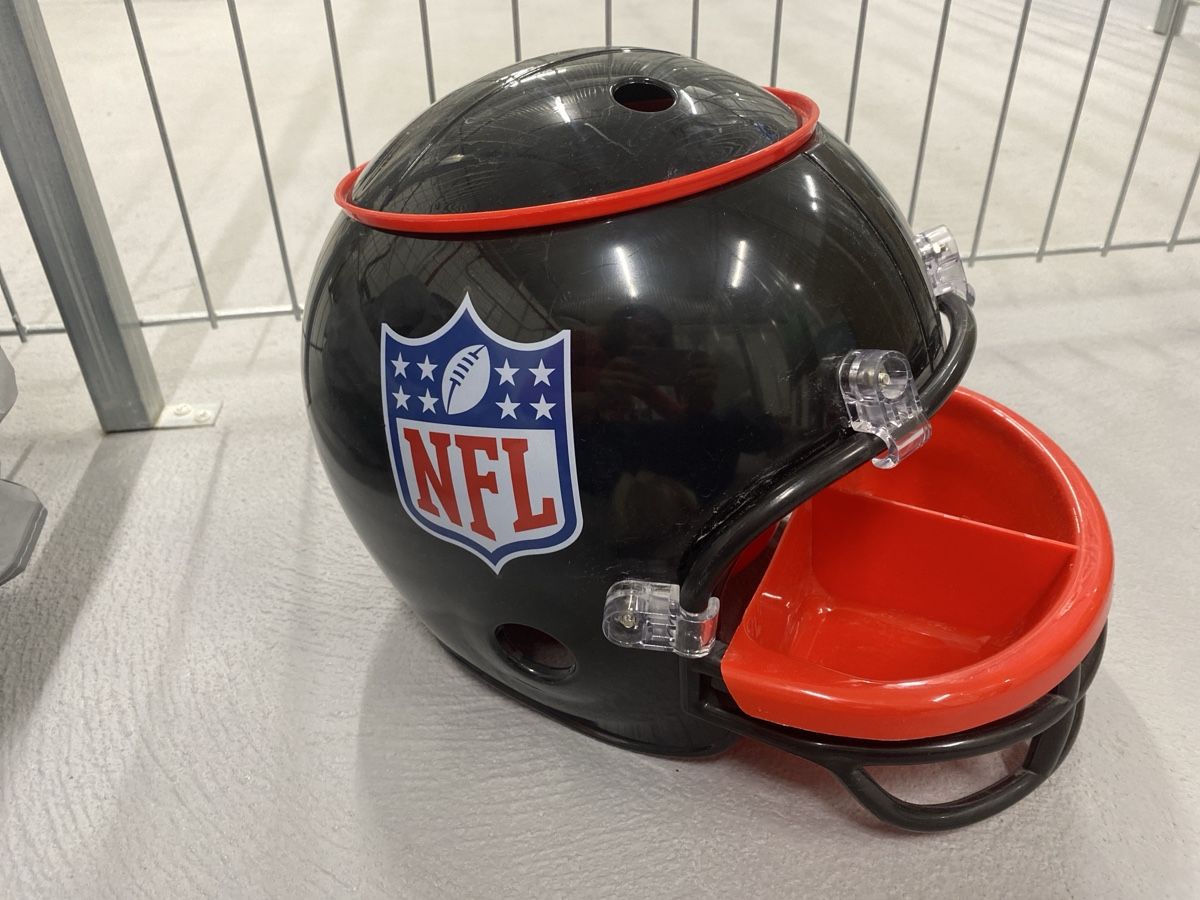 Schalen: NFL Behälter Helmet schwarz rot – Gebraucht aus Wil SG von syn_6vlf