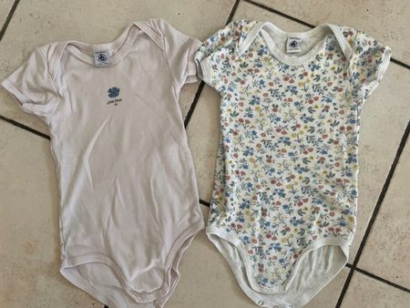 2 süsse Petit Bateau Bodys kurz Gr.104 👧🏻