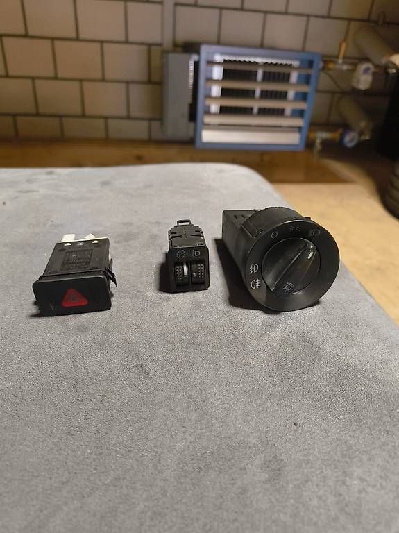 Tutti pezzi di ricambio auto: VW Golf 4/ Bora Lichtschalter, Warnblinkschalter – Usato da Krattigen venduto da Gamerstar16