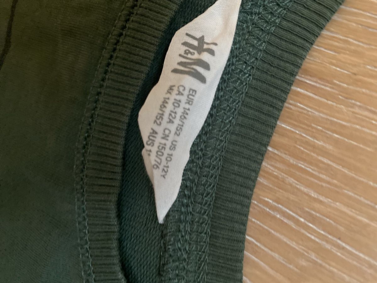 H&M Maglioni & Felpe: Cooler H&M Pullover mit Totenkopf, Khaki, Gr. 146/152 – Usato da Rüti ZH venduto da zoli01 2