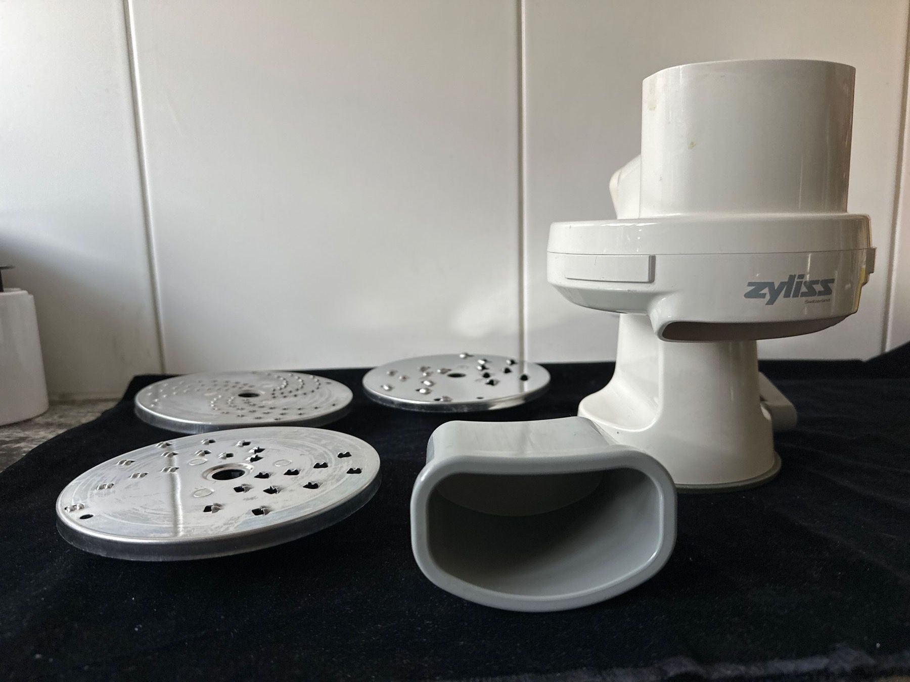 Zyliss Elettrodomestici da cucina: Zyliss-Raffel mit 4 verschiedenen Einsätzen – Difettoso da Zürich venduto da Chaeffeler 1