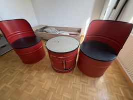 Fass Sitzgruppe rot zwei Stühle und Tisch guter Zustand