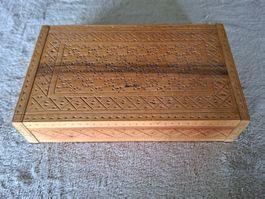 Hübsche, Vintage Holzschatulle mit Schnitzereien, Handarbeit
