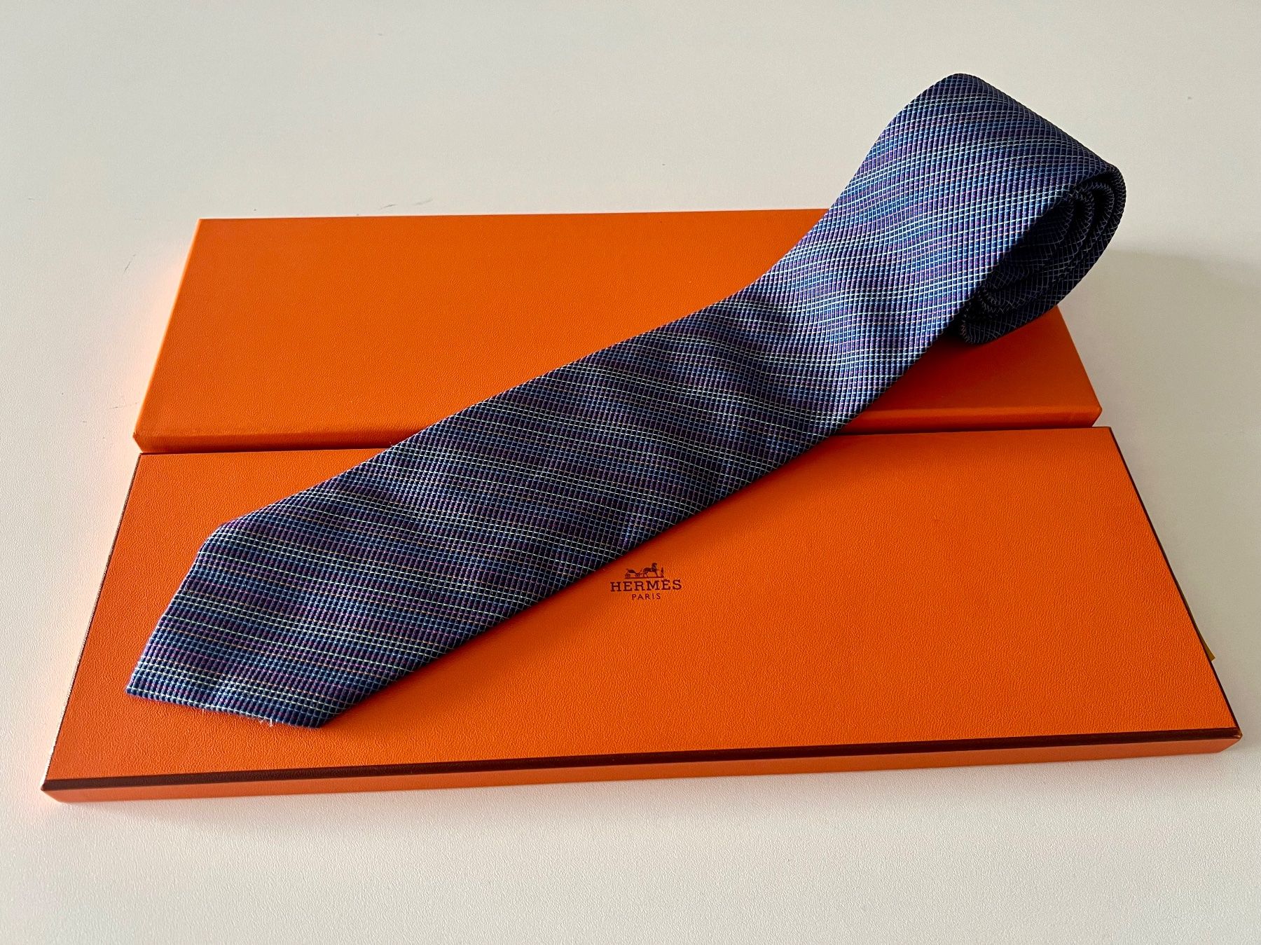 Hermès Krawatten: Cravate HERMES-Paris „Multicolor Net“ - avec box original – Neu (gemäss Beschreibung) aus Le Mont-sur-Lausanne von luxurylover