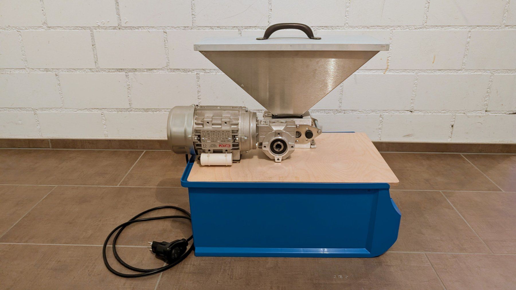 Alle Maschinen: MattMill Master Malzmühle mit Box + 230V Motorkit – Gebraucht aus Gams von Darky3