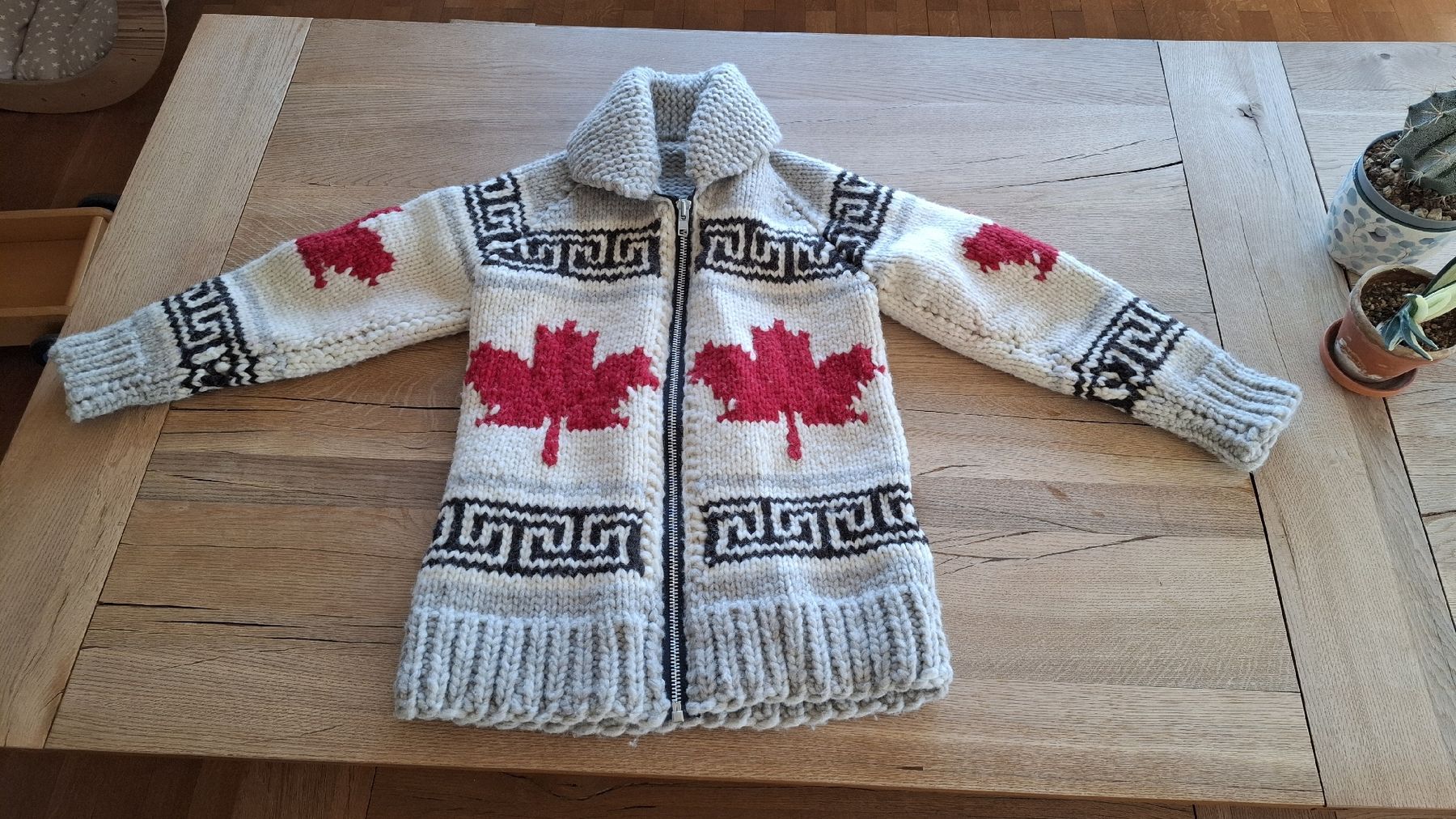 Pullover & Sweatshirts: Oh Canada Sweater handmade – Neu (gemäss Beschreibung) aus Birrwil von voe_nxc8