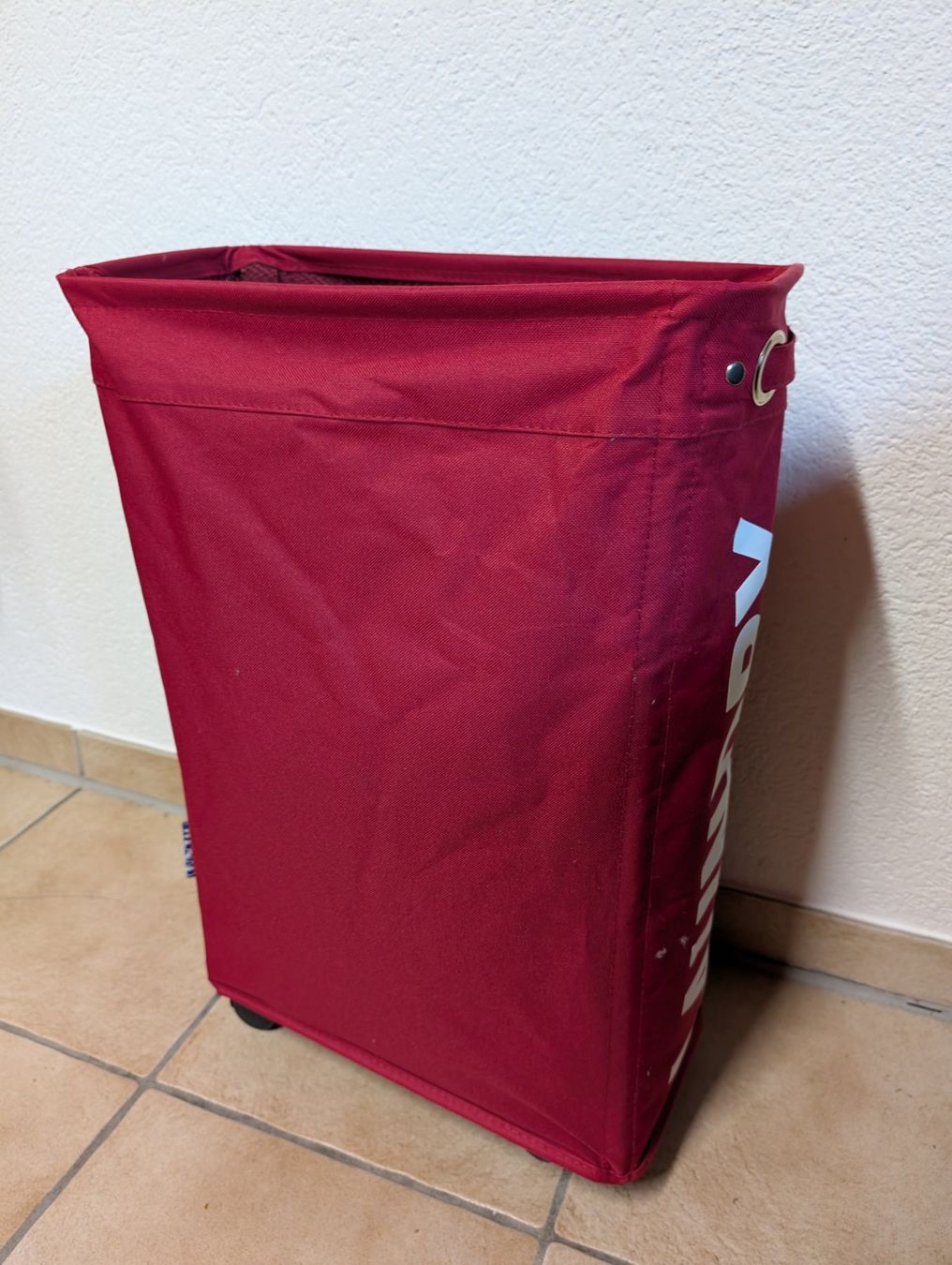 Wenko Cesti per biancheria: Roter Wäschekorb mit Rollen, Wenko Corno 43 l – Usato da Neuenhof venduto da mlw_w98j