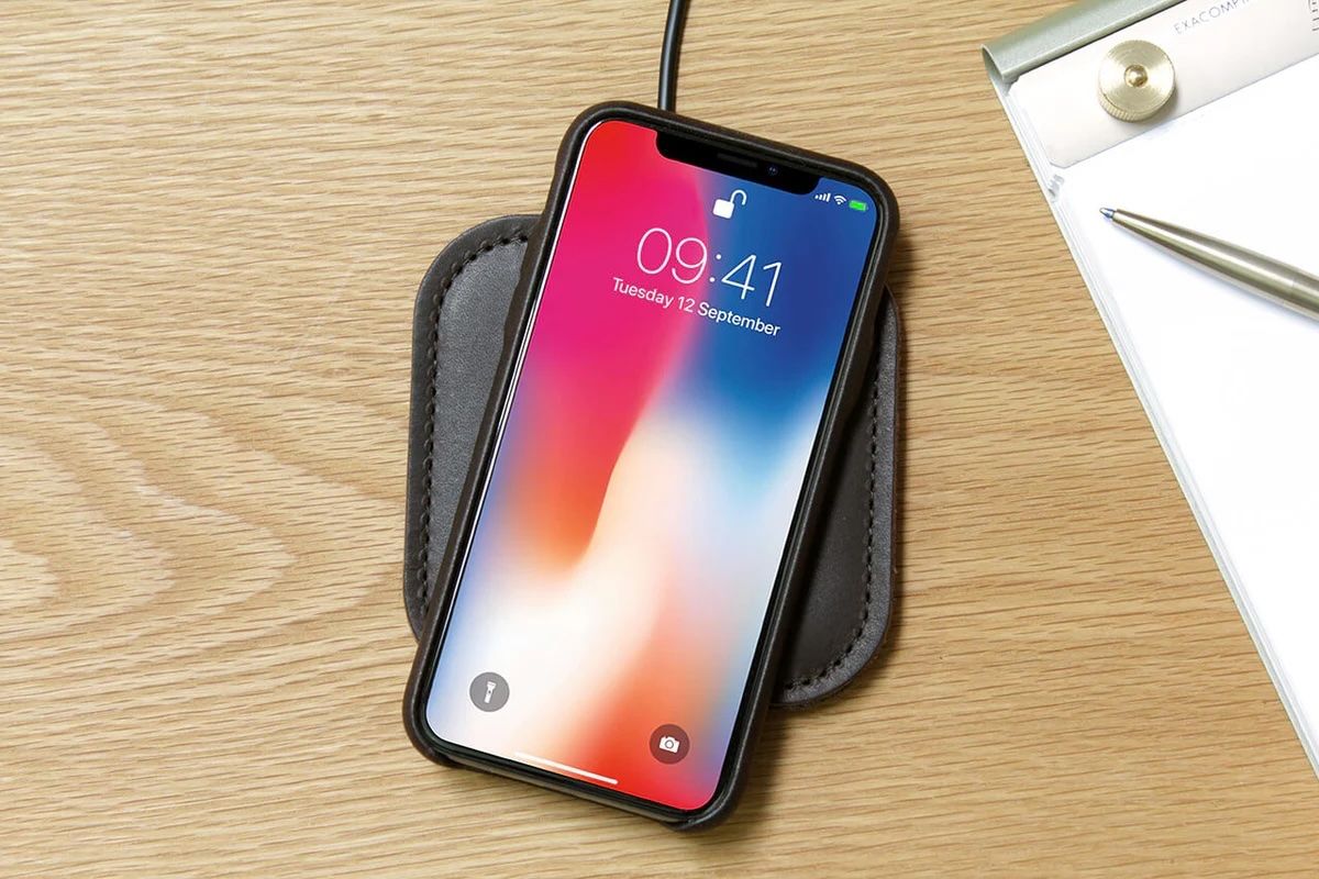 Caricabatterie: Pack & Smooch Leder Wireless Charger TAURUS für iPhone – Usato da Zürich venduto da Nikitbone