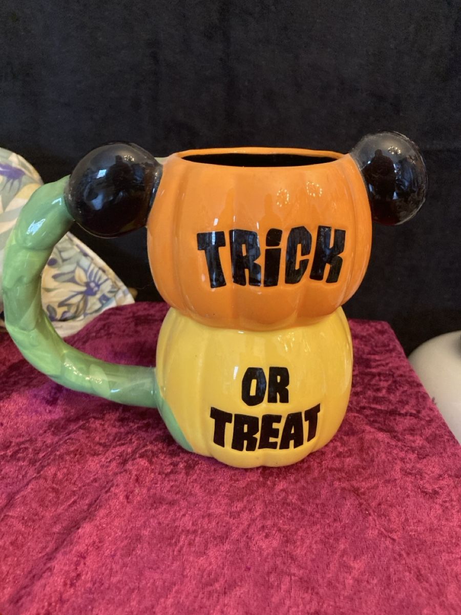 Disney Tazze: Disney Halloween Disneyland Tasse  – Usato da Birsfelden venduto da Soulseeker 1