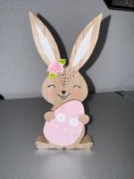 Oster Dekoration fröhliche Osterhäsin