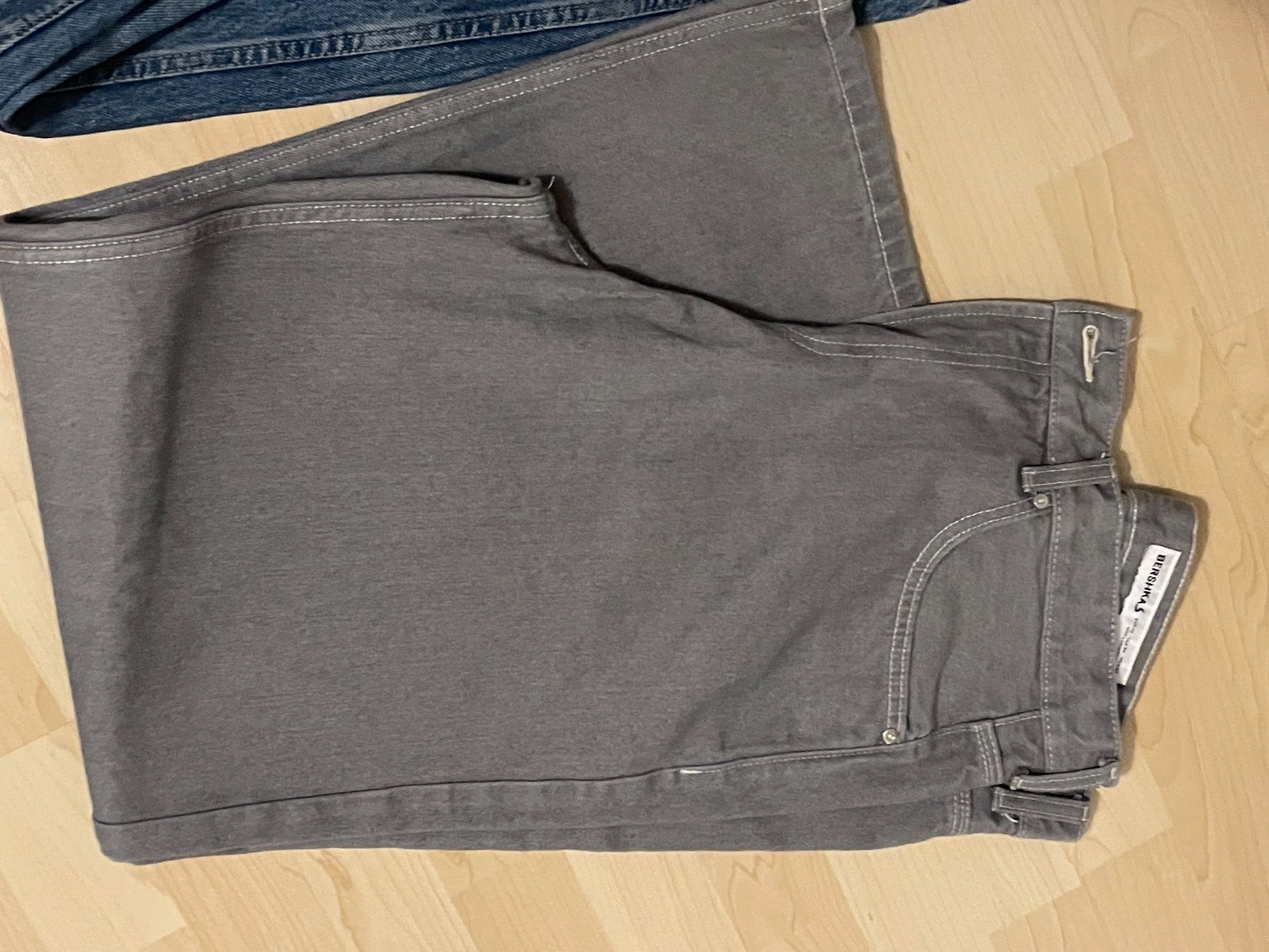 Bershka Jeans: 2 Jeans von Bershka Gr.42 – Usato da Obfelden venduto da 3zwerge 2