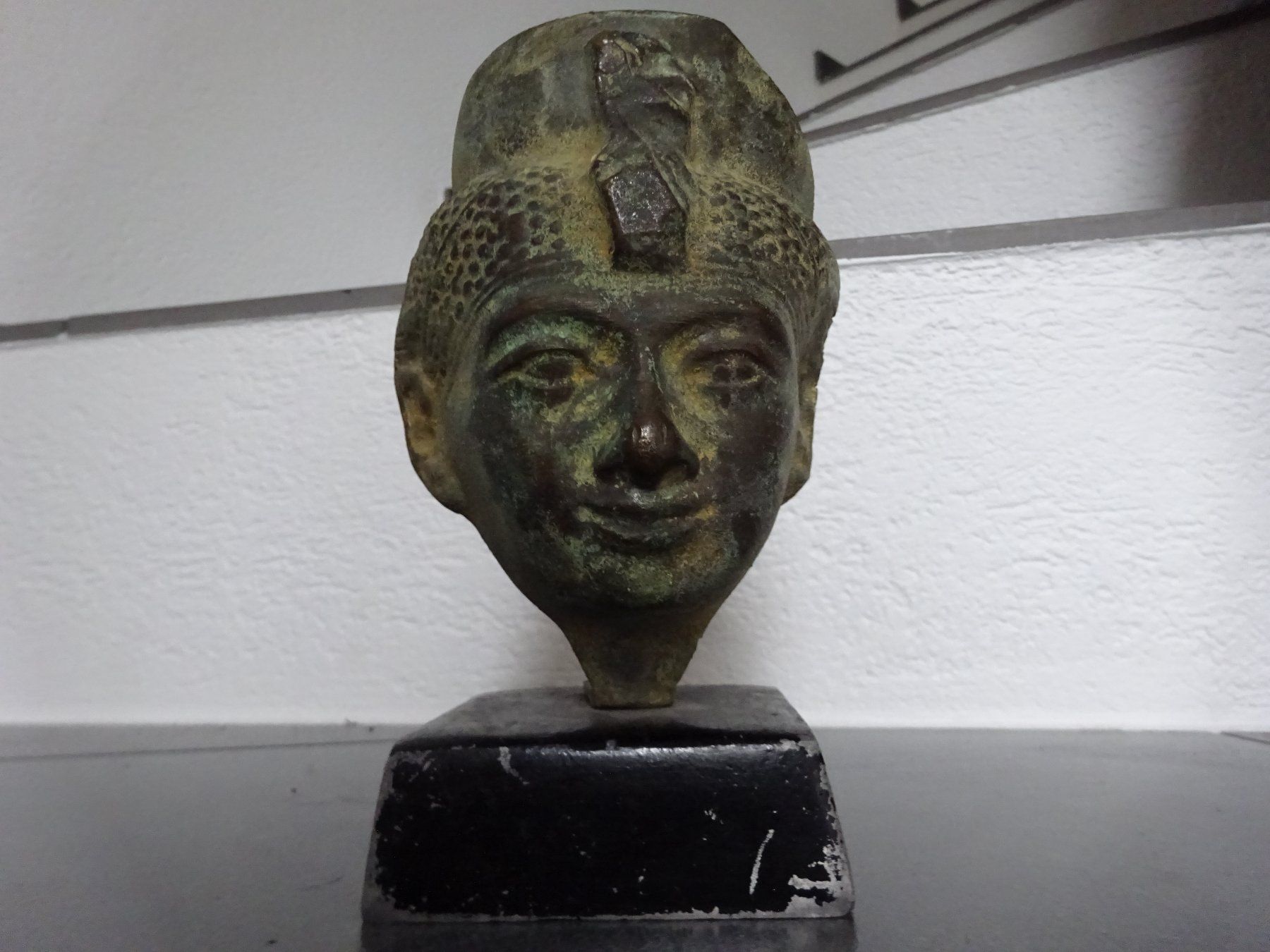 Skulpturen & Statuen: Pharao Büste Ägypten Pyramide / signiert – Gebraucht aus Esslingen von eintagammeer 2
