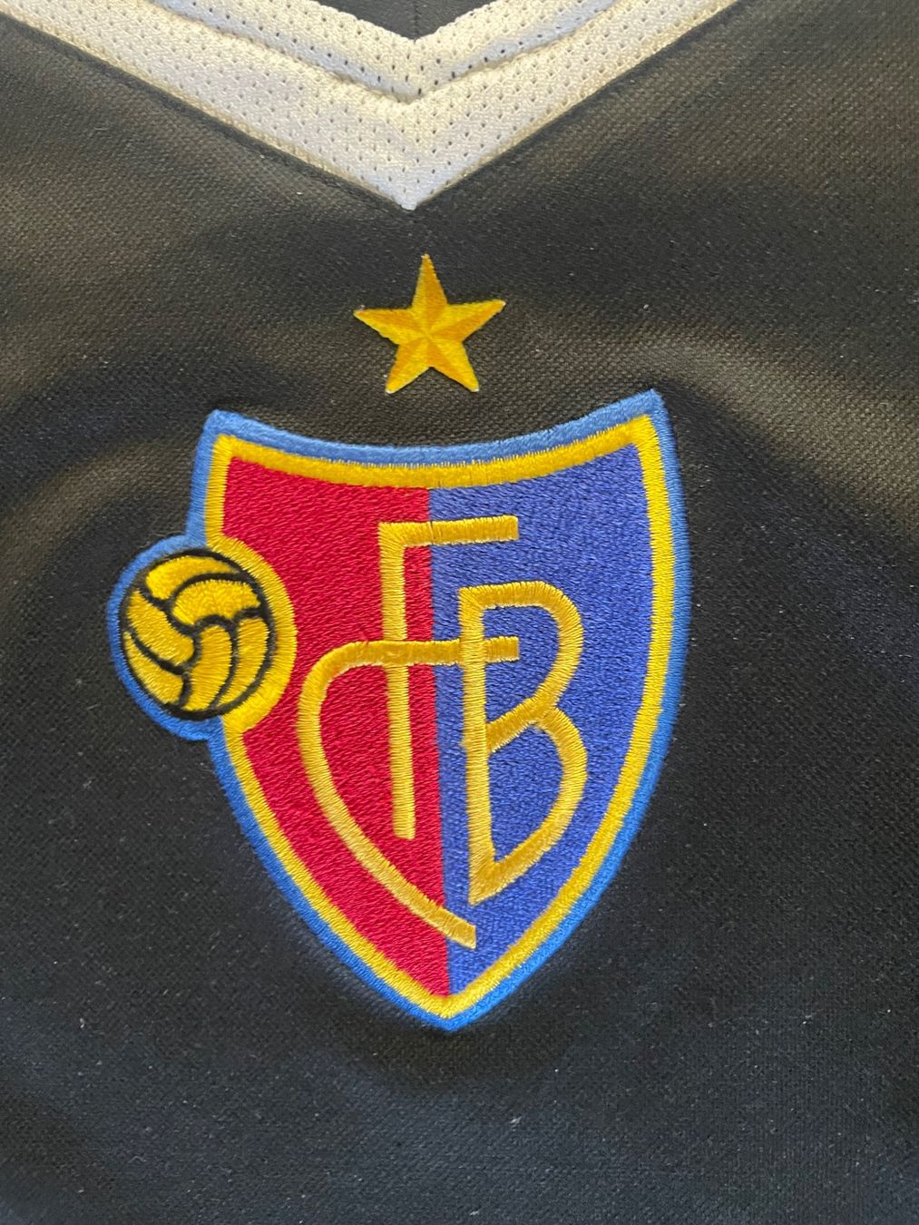 FC Basel Canottiere & Pantaloni: FC Basel Langarm Trikot – Usato da Stäfa venduto da Phphch 4