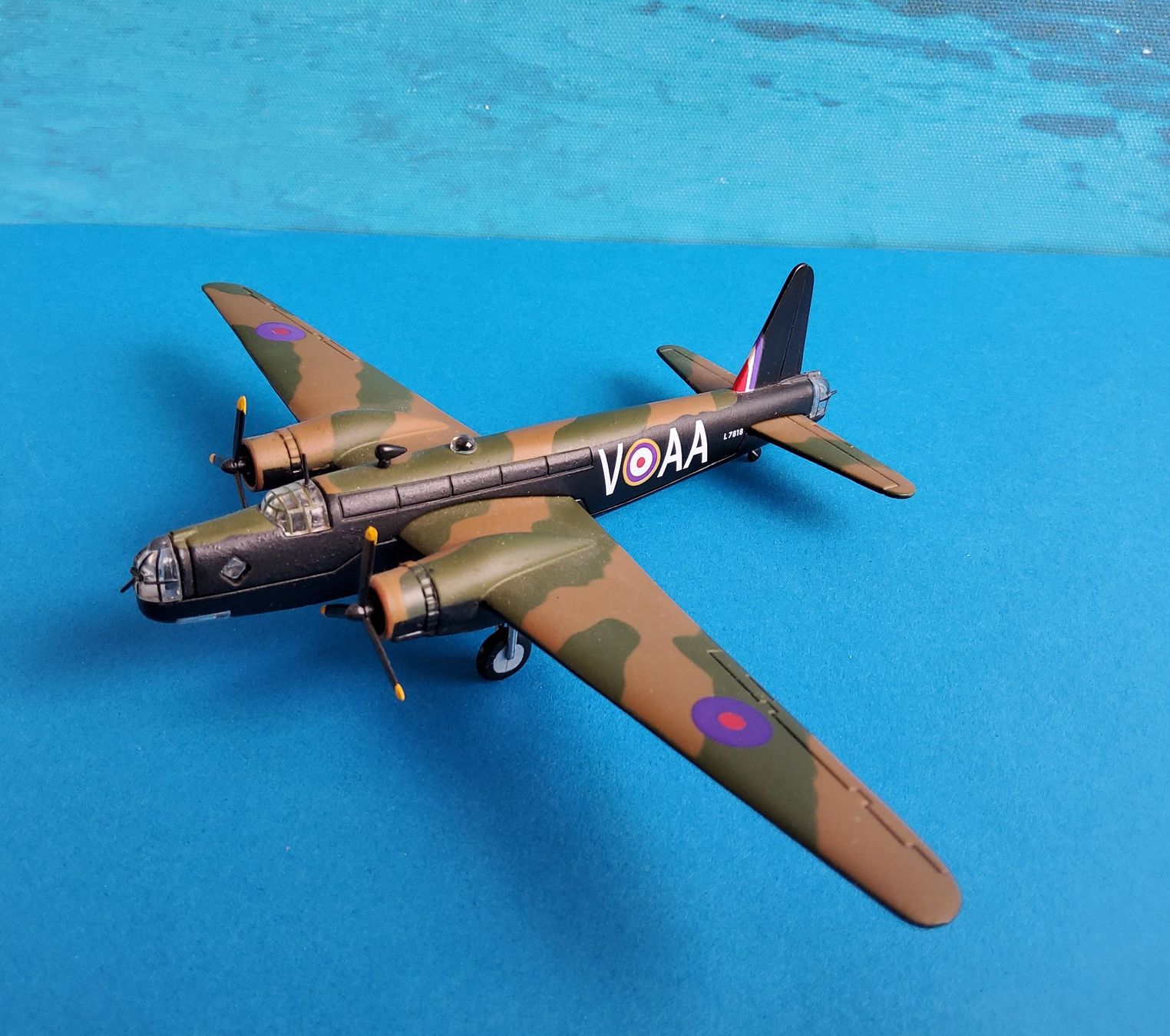 Modellbausätze & Standmodelle: Modellflugzeug "Vickers Wellington" 1/144 L7818 – Gebraucht aus Grüningen von VENOM59 1