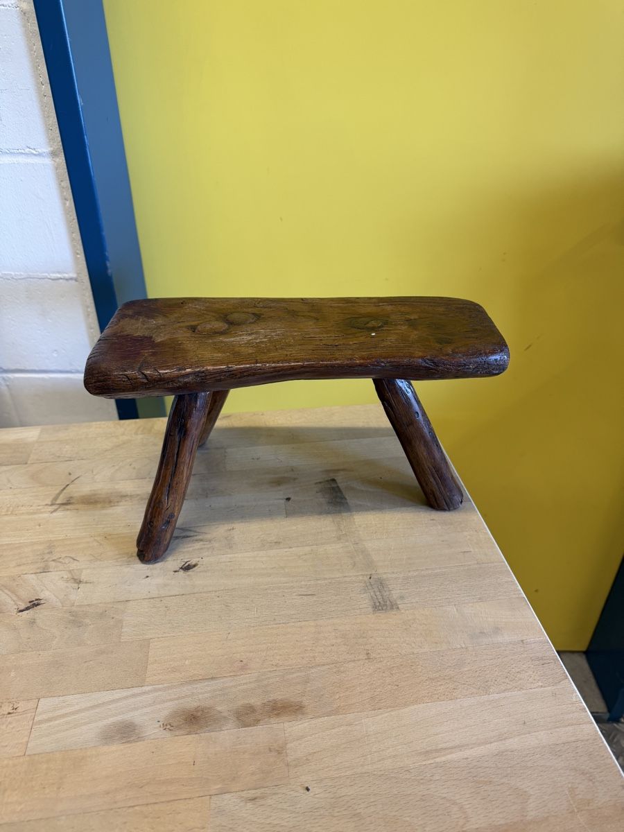 Hocker: Hocker Holz rustikal antiker Hocker 3 Beine – Gebraucht aus Strengelbach von RaenAntikDesign