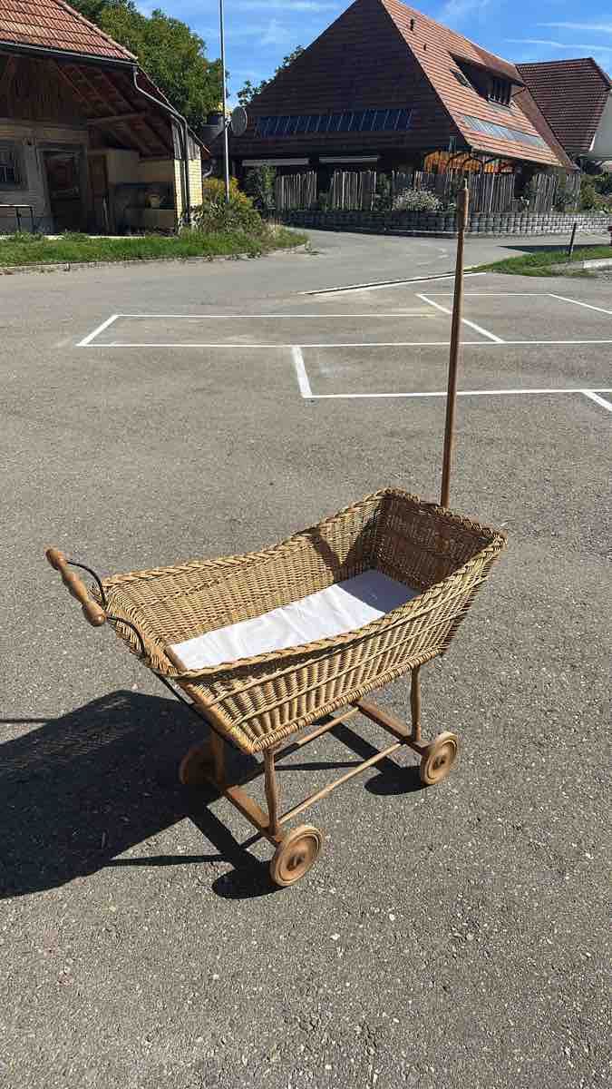 Carrozzine: Holz Kinderwagen, Weidenkorb, gebraucht – Usato da Rapperswil BE venduto da andu12