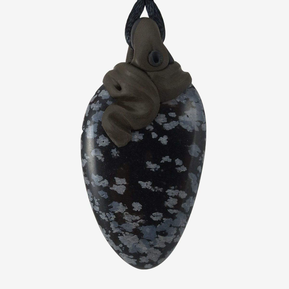 Minerali & Pietre curative: Schneeflocken Obsidian Steinanhänger mit eingefasstem Pyrit – Nuovo e nell'imballaggio originale da Meilen venduto da Kaleidoskopia 2