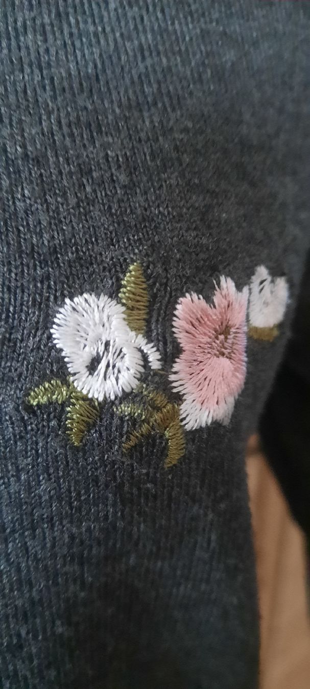 Maglioni & Felpe: Damenpullover, grau, mit Blumenmuster, Grösse S, Top! – Nuovo (secondo la descrizione) da Solothurn venduto da lsc_pf99 5