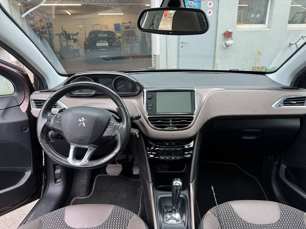 Automobili: PEUGEOT 2008 mit Panoramadach – Usato da Chur venduto da Cardinal1 1