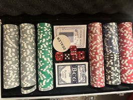 Poker Chips Set BCG Club Special mit Wuerfeln und Karten
