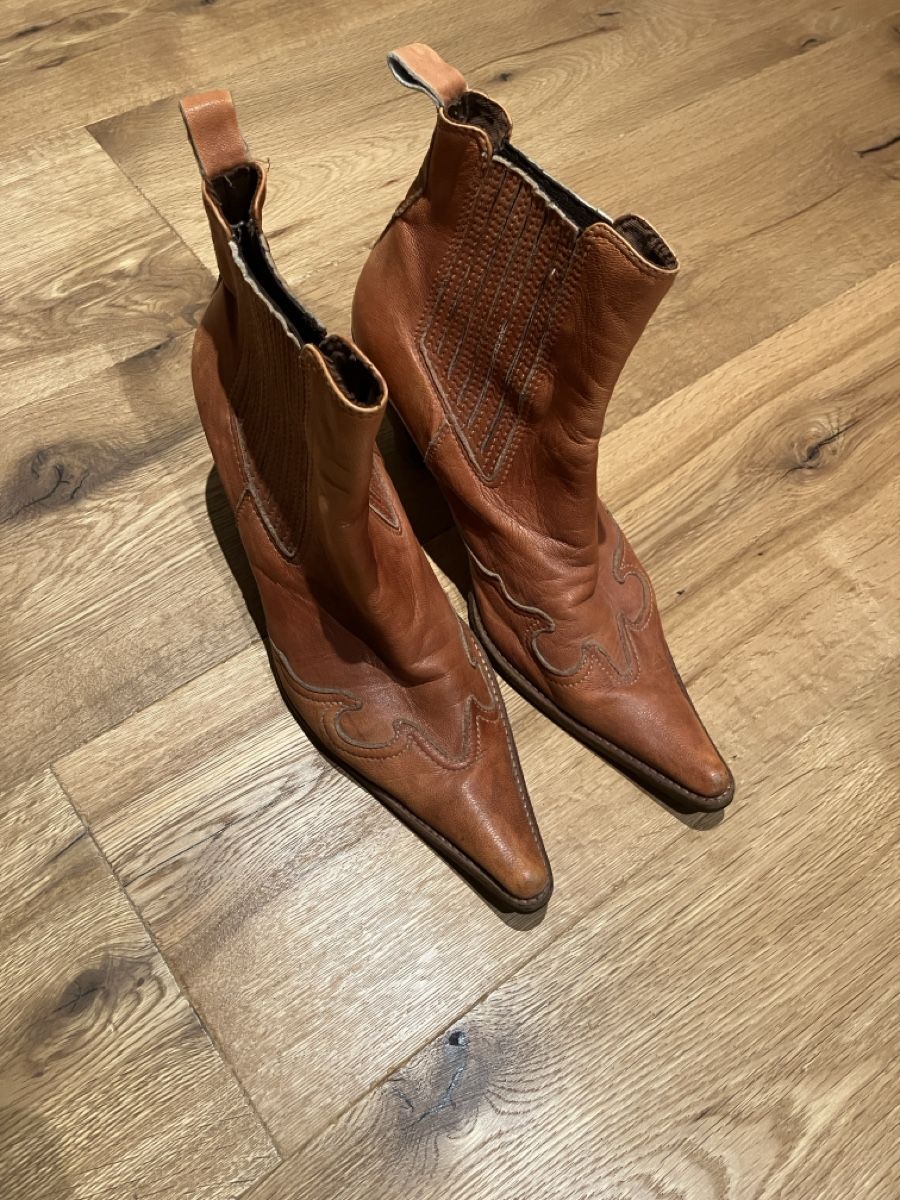 Damenschuhe: Cowboy Stiefel – Gebraucht aus Moleson-s-Gruyeres von Mosaikplastik 1