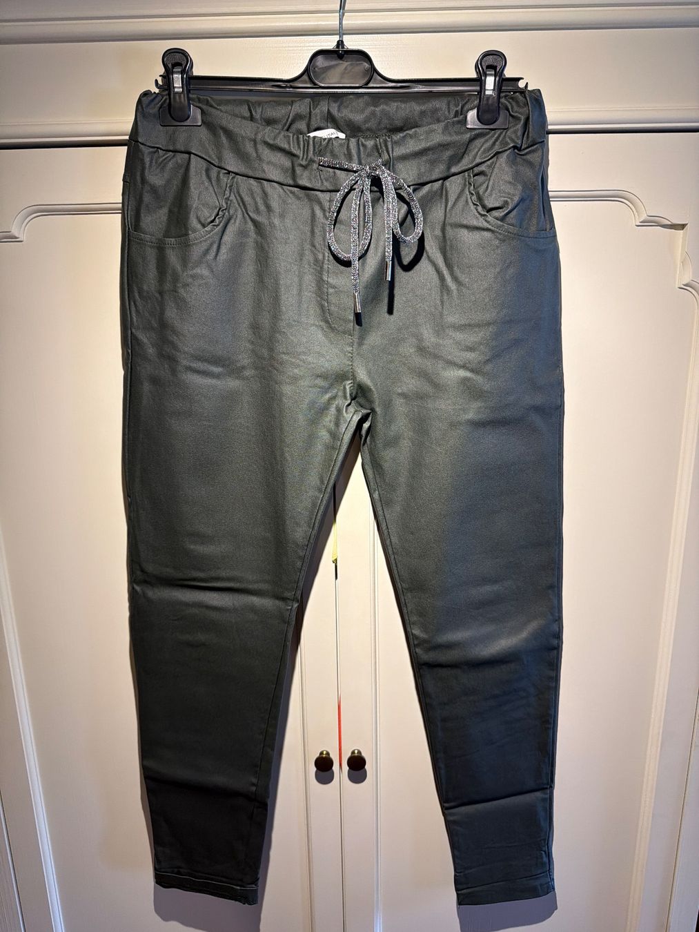 Pantalons: DAMENHOSE LEDEROPTIK-OLIVGRÜN – Neuf avec emballage d'origine à Meienried par ManuelaBoutique