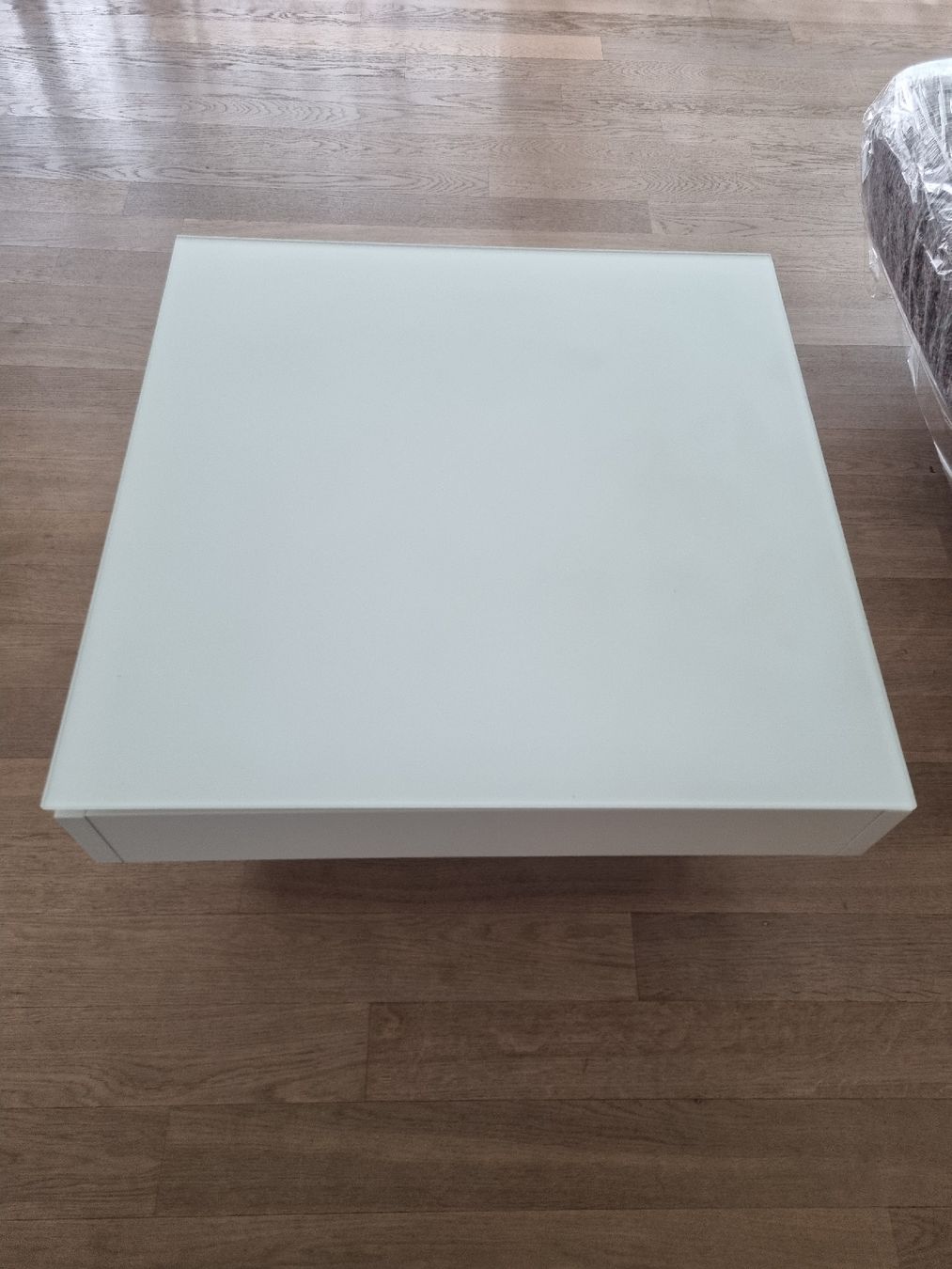 Tavoli: Weisser Couchtisch mit Glasplatte und Schublade – Usato da Luzern venduto da Milena345