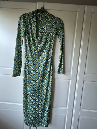 Blumenkleid mit Rückenausschnitt Gr. S