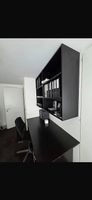 Pult mit Wandgestell und Bürostuhl