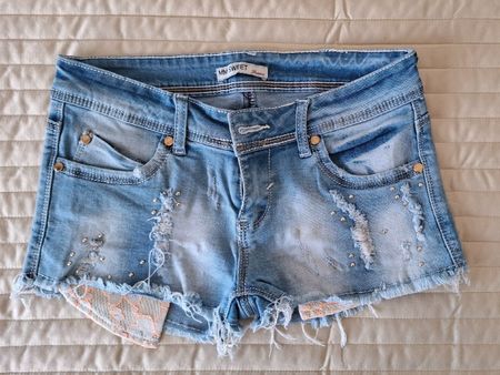 Damen Jeans Shorts Gr. S, Miss Sweet Destroyed Look, Nieten