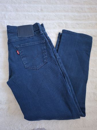Jean Levi's bleu en denim, coupe droite, taille W29 L32.