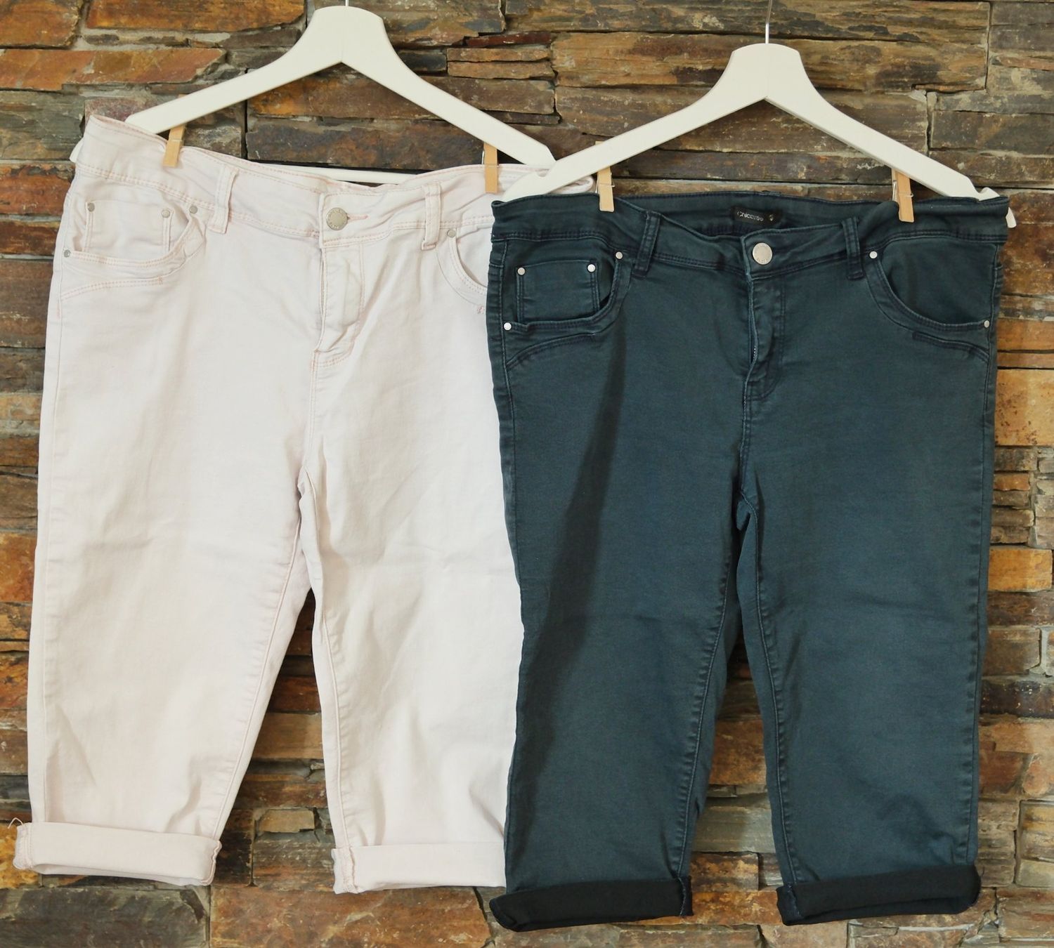 Pantaloni: 2x kurze Hose Gr. L Chicorée hellrosa & dunkelgrau – Usato da Wohlen AG venduto da Exitburn