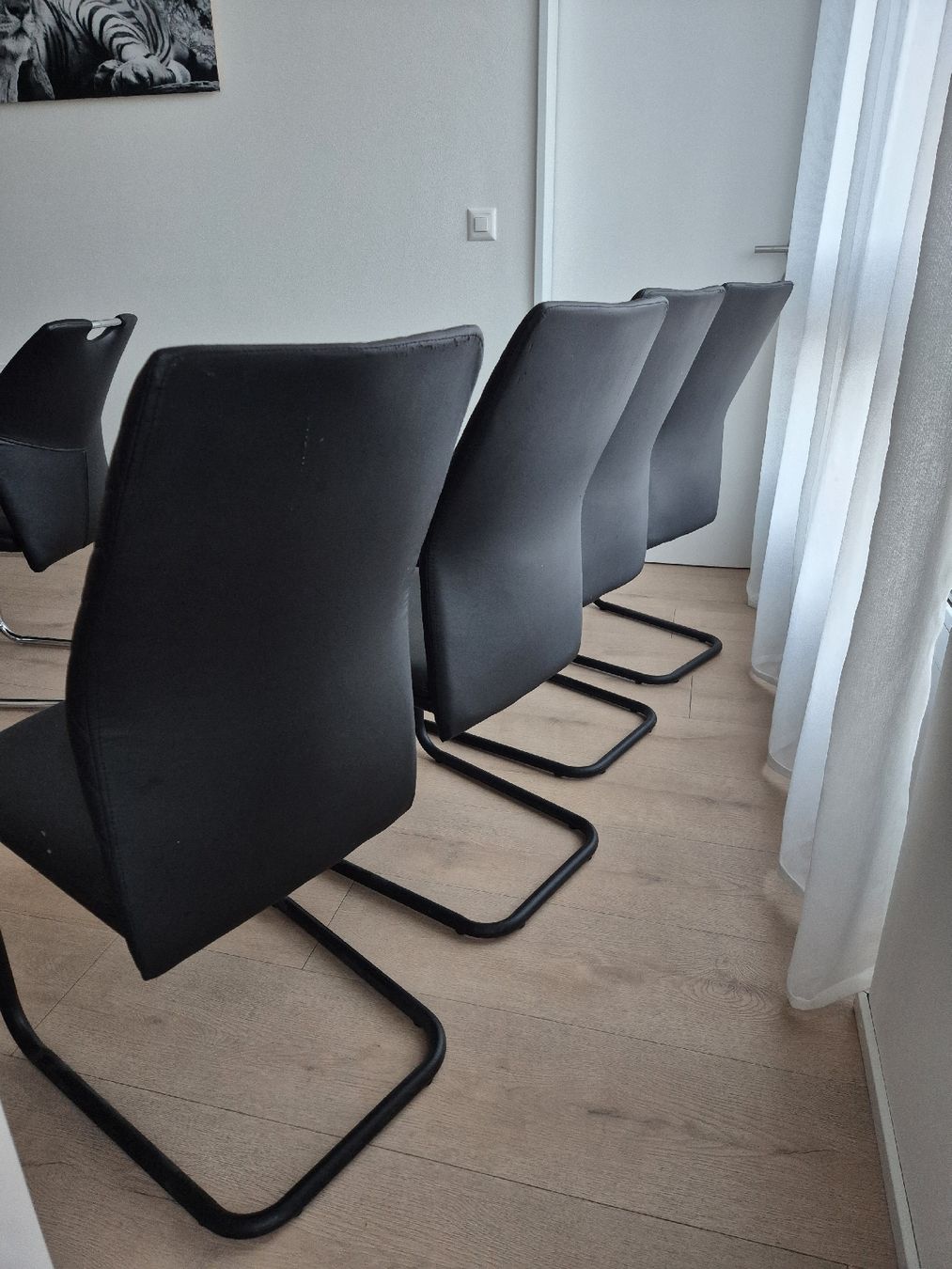 Stühle: 4 Stühle, schwarz, Kunstleder, Gebrauchsspuren. – Gebraucht aus Bürglen TG von Isa_x4 1