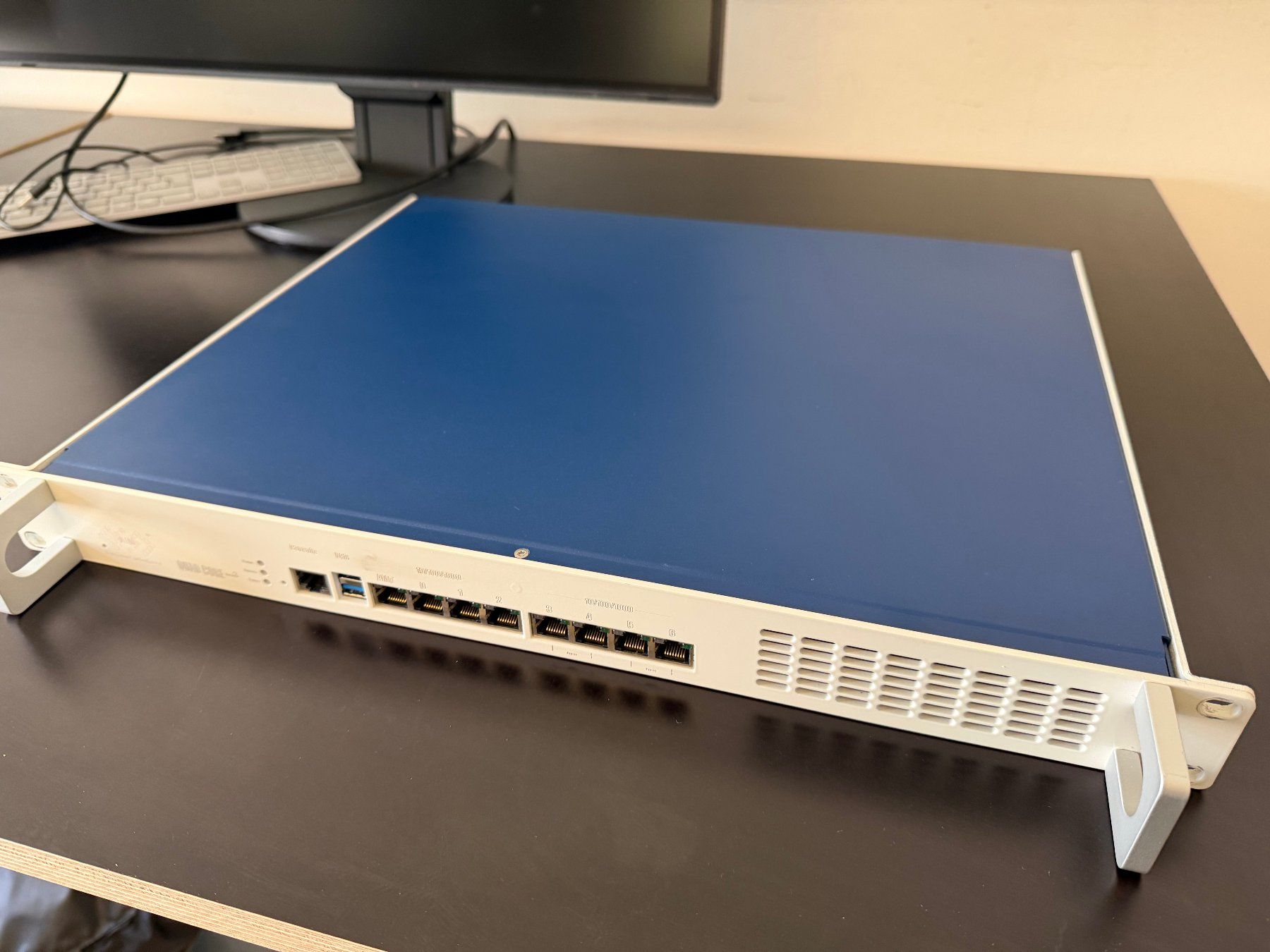 Opnsense Pare-feu: Deciso PFS19004R - OPNsense - Quad Core Gen3 SSD Rack – D'occasion à Zürich par onlime