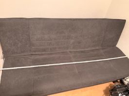 Graues Schlafsofa - könnte gegen Aufpreis geliefert werden