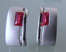 Rhodinierte Silber 925 Ohrstecker mit synthetischem Rubin
