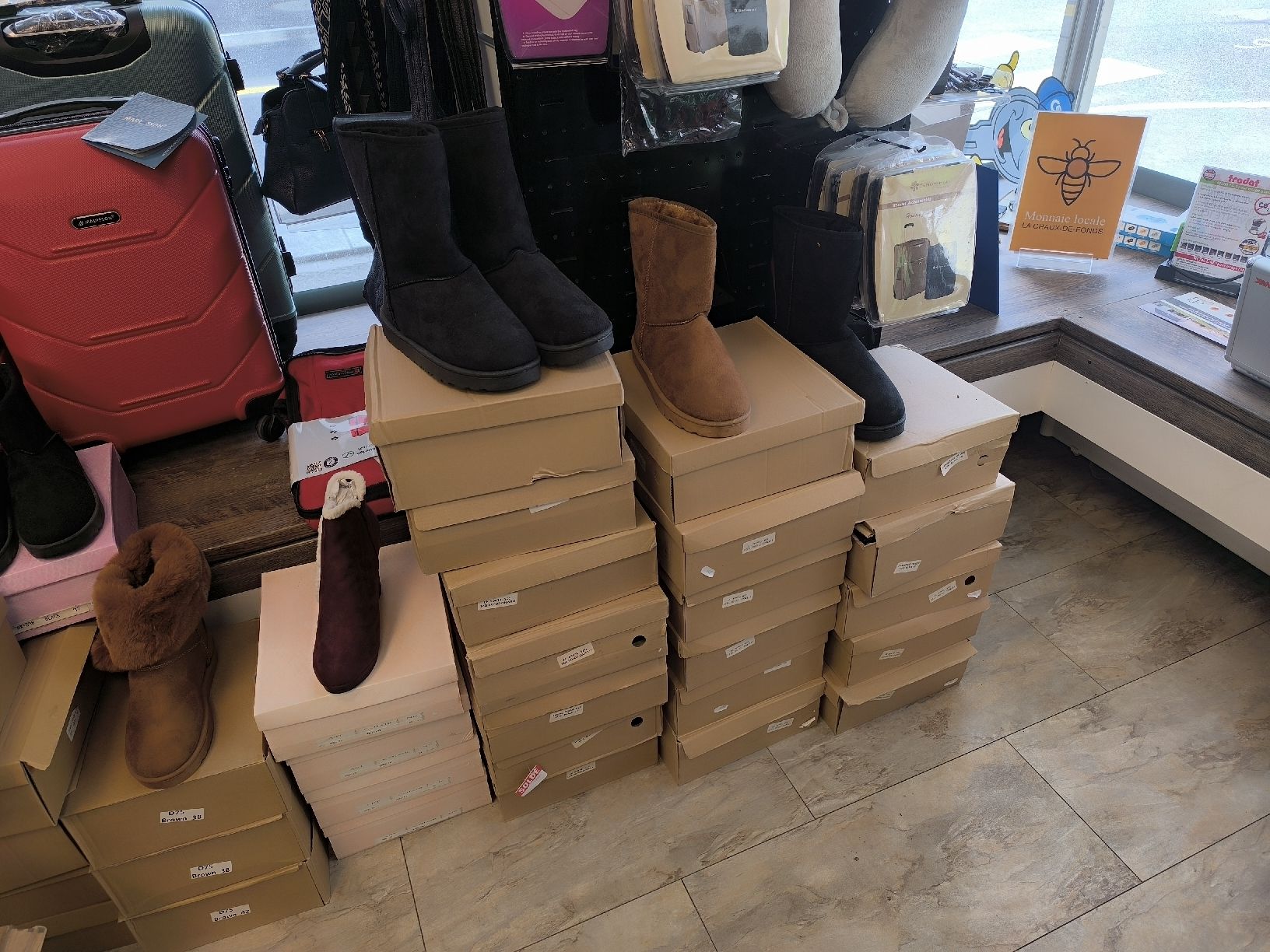 Scarpe da donna: Lot de 59 Bottines d'hiver neuve – Nuovo e nell'imballaggio originale da La Chaux-de-Fonds venduto da lolmaker1007 1